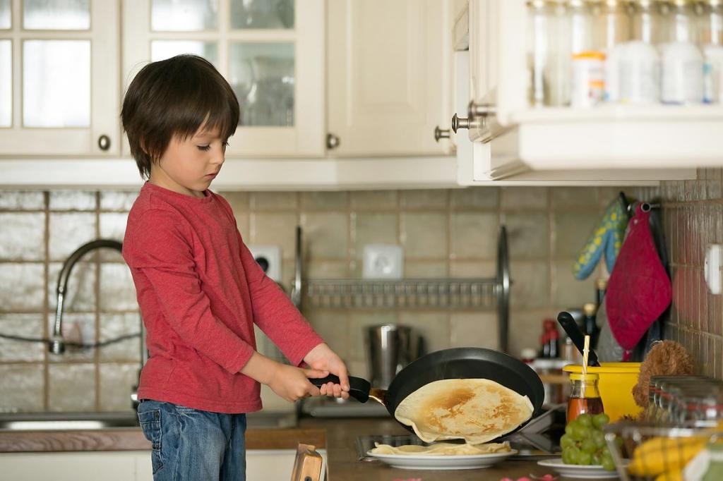 Приготовление еды с ребенком стимулирует интерес к пище и здоровому образу жизни: как завлечь ребенка на кухню