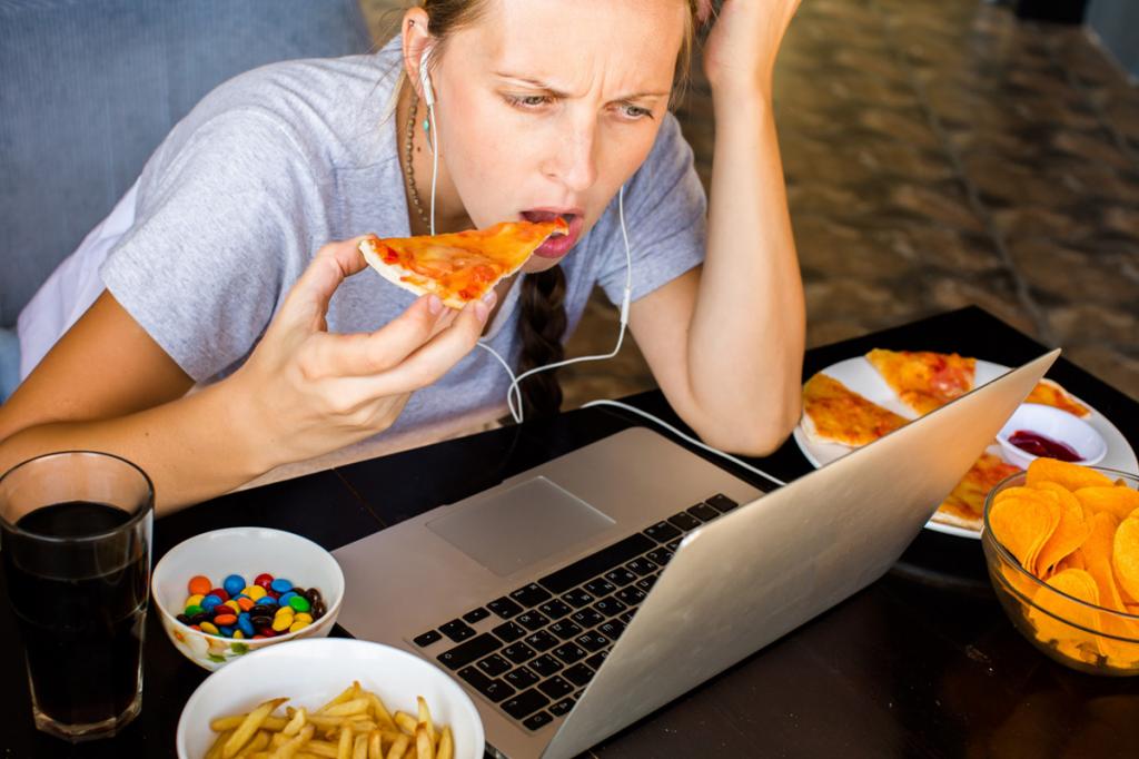 Пицца и прочая выпечка: гастроэнтеролог назвала самую вредную еду на  удаленке 