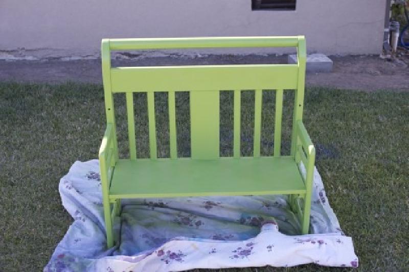 Сделала удобную скамейку для малышей из ненужной детской кроватки
