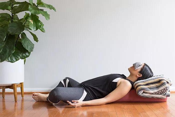 Практика от головных болей: 4 простых упражнения из йоги, которые можно делать дома