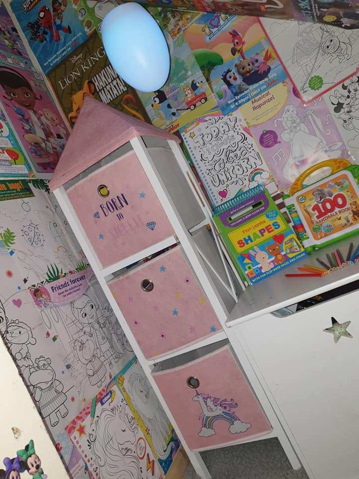 Мама взяла детские журналы и организовала игровую комнату в шкафу. Малышка оценила возможность раскрашивать стены (фото)