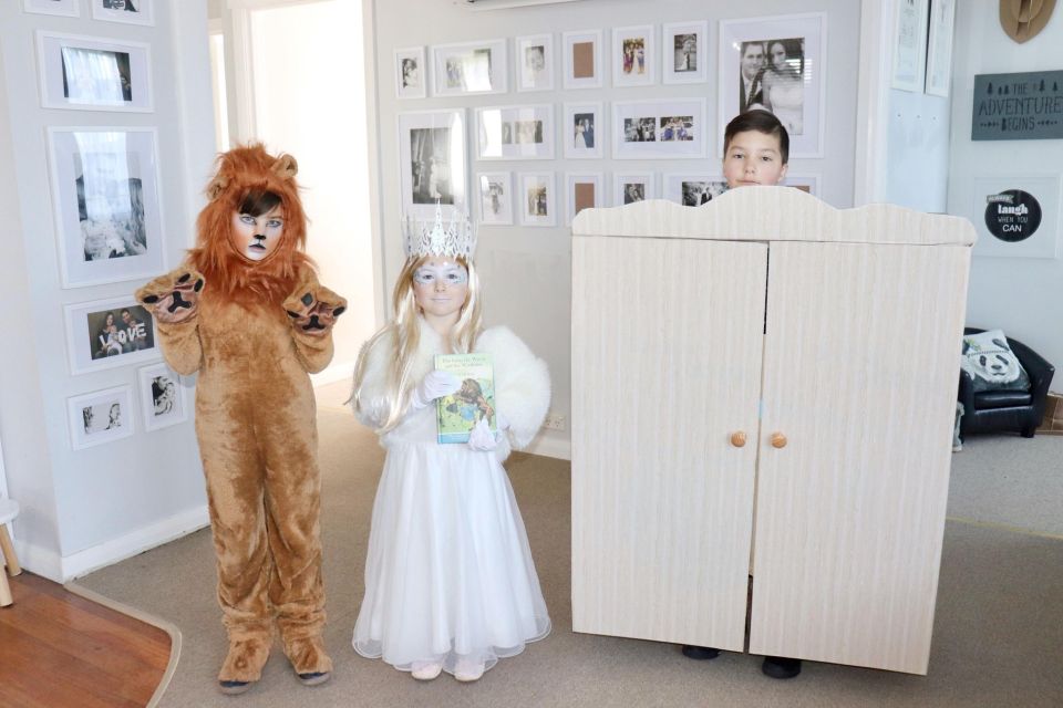 Лев, колдунья и платяной шкаф: мама сделала детям красивые костюмы на Хэллоуин. Фаворитом стал шкаф (фото)