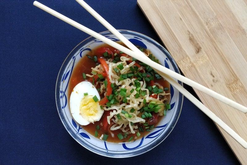 Суп с хрустящей лапшой по азиатскому рецепту из простых ингредиентов всего за 20 минут: отличный вариант ужина для любителей восточной кухни