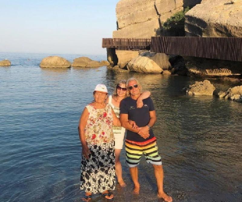 Наталья Водянова показала 90-летнюю бабушку и маму на отдыхе