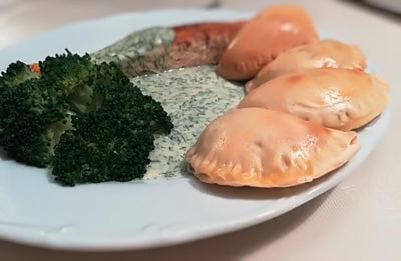Филе лосося с укропным соусом и кальцоне с грибочками: порадовала семью необычным ужином