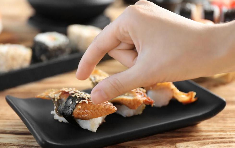 Как есть суши, чтобы их вкус полностью раскрылся: отложить васаби и окунуть рыбу (не рис) в соевый соус