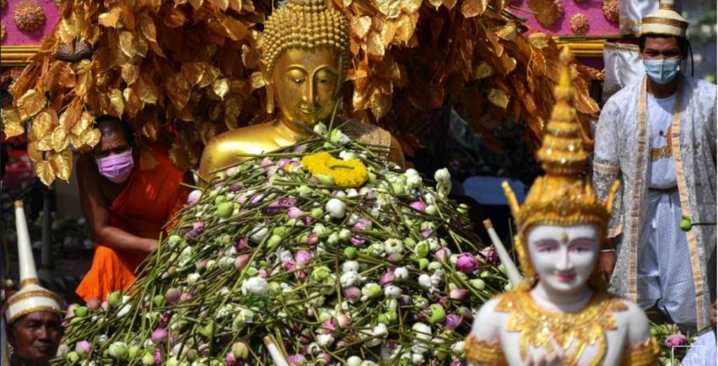 Белый лотос для Золотого Будды: в Таиланде прошло празднование завершения медитаций и поста
