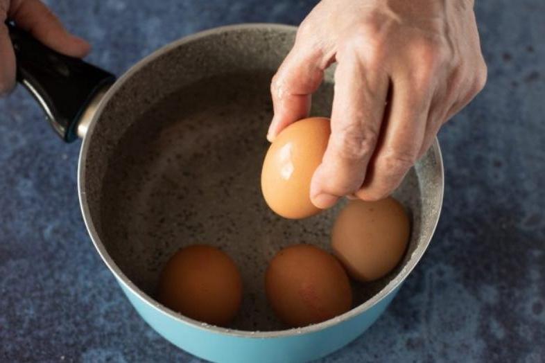Простой рецепт пирожков с колбасой и варёными яйцами. Быстро и вкусно