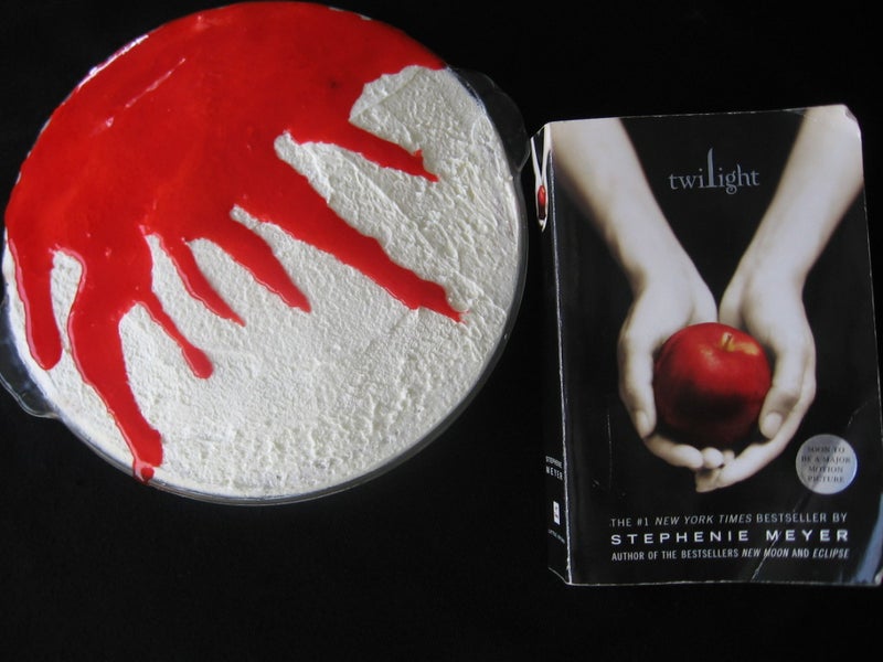 Для фанатов  Сумерек  и других произведений с вампирской тематикой: готовим клубничный торт с эффектным дизайном