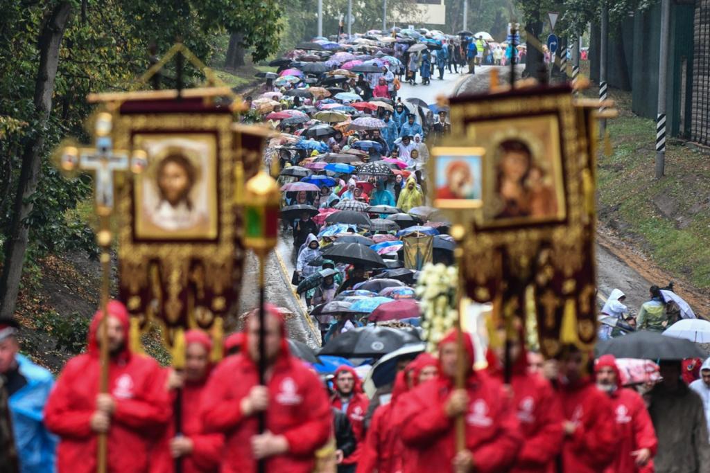 Крестный ход суть. Кишинев митрополия Николай второй семья крестный ход. Крестный ход Николай 2. Крестный ход Севилья. Семья крестный ход.