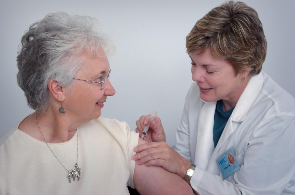 Сложности с вакцинацией пожилых людей: их иммунная система менее восприимчива к защите от коронавирусной инфекции