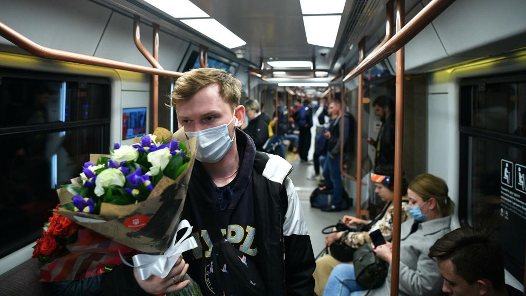  Главное, чтоб про перчатки не забывали : число пассажиров в масках в транспорте Москвы увеличилось до 96 процентов