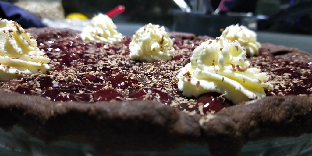 Вкусный шоколадный пирог с нежным кремом и кислой вишней: прекрасный вариант к красному вину