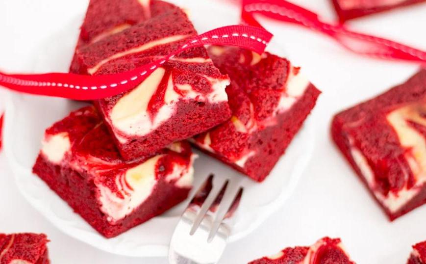  Мраморные  пирожные с чизкейком и бисквитом  красный бархат : изумительное на вкус лакомство с ярким дизайном