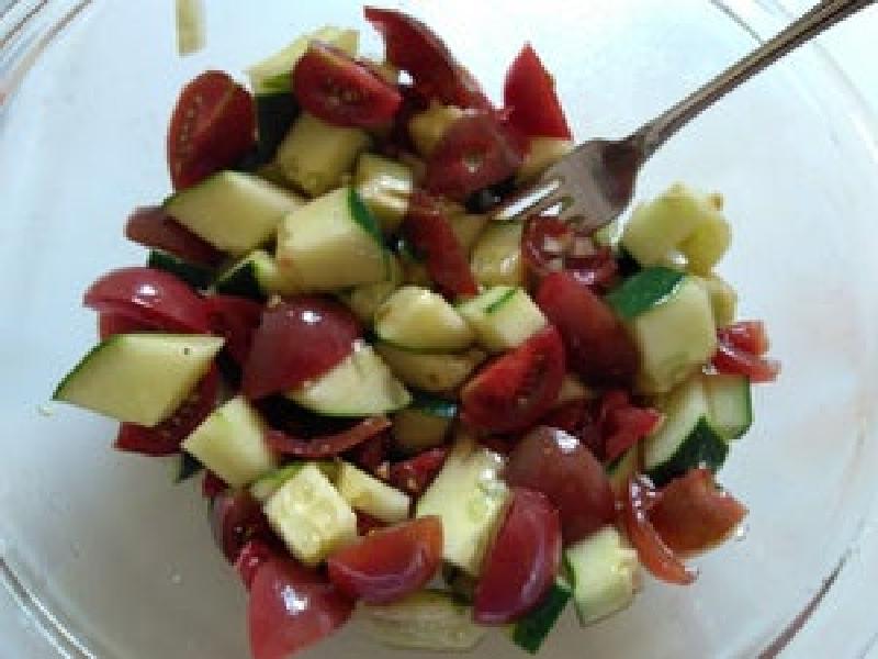 Греческий салат фьюжн из простых ингредиентов: великолепный вариант ужина для тех, кто следит за своим здоровьем