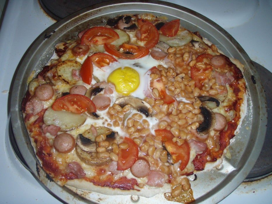 Сытная пицца  английский завтрак : ароматная закуска с фасолью, сосисками и яйцом
