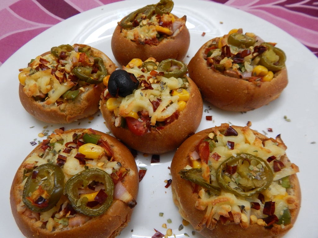 Мини-пицца в круглых булочках: сытная закуска для вечеринки с друзьями