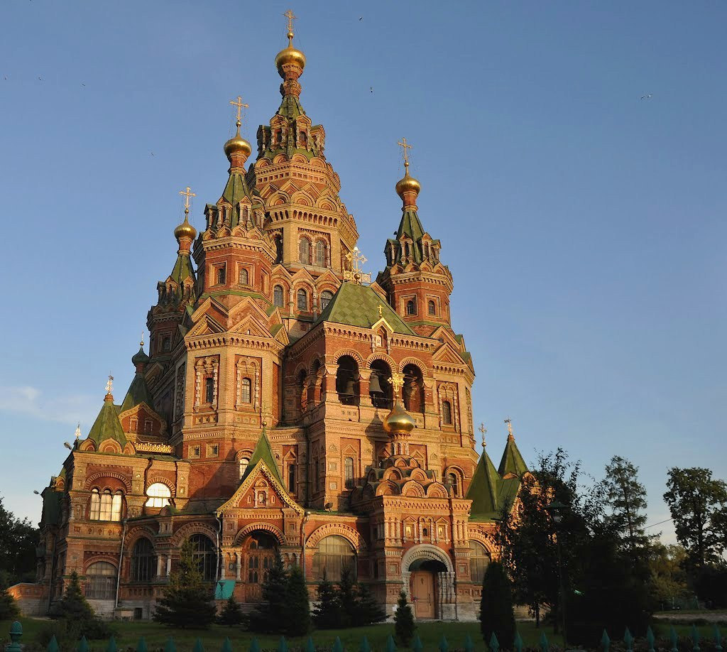 Москва храм петра. Собор Петра и Павла Петергоф. Собор Петра и Павла в новом Петергофе. Собор святых первоверховных апостолов Петра и Павла. Церковь в Петродворце Петра и Павла.