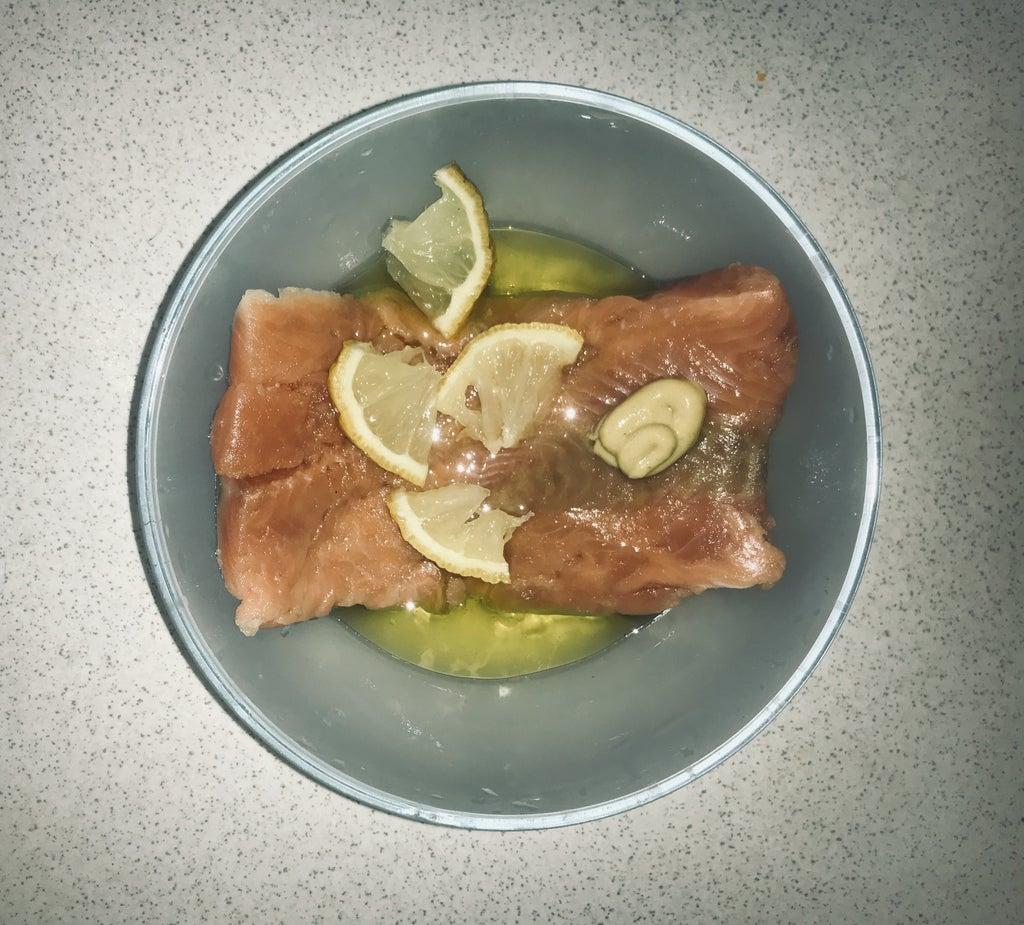 Филе лосося запекаю в слоеном тесте: мариную рыбку с горчицей, а сверху кладу жареный кабачок