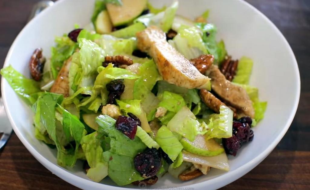 Осенний салат из рубленой курицы с грушами, клюквой и орехами: полчаса   и вкуснейшее блюдо можно подавать к столу