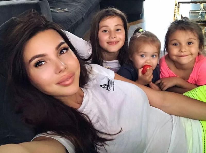 «Неделя тыкв»: модель Оксана Самойлова показала, как развлекает своих малышей