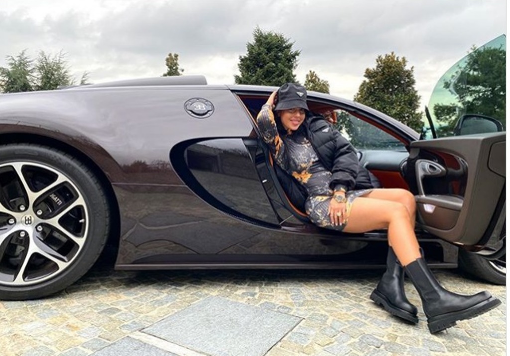 Подруга Криштиану Роналду поделилась фото в роскошной машине футболиста, удобно расположившись на пассажирском сиденье Bugatti Veyron за 1,7 миллиона фунтов стерлингов