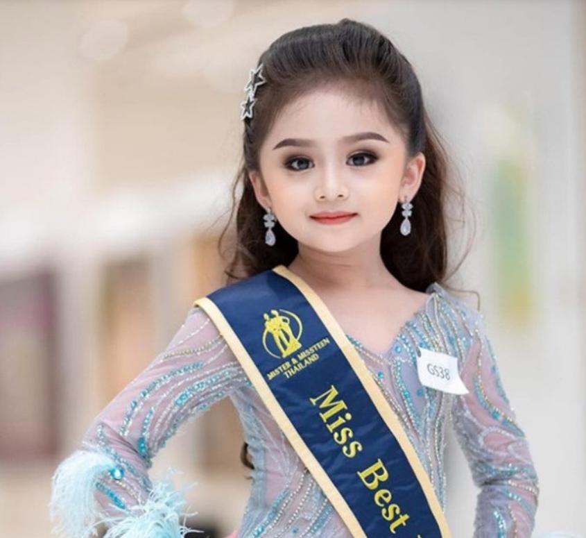 Маленькую победительницу конкурса красоты в Таиланде нельзя узнать без косметики