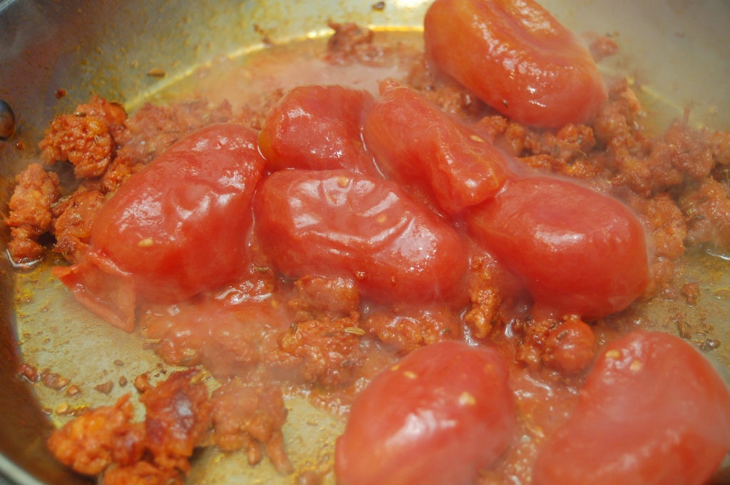 Томатная колбаска. Колбаски в томатном соусе. Подливка с колбасой в томатной пасте. Подлива с колбасой в томатном соусе. Колбаса с томатной пастой.