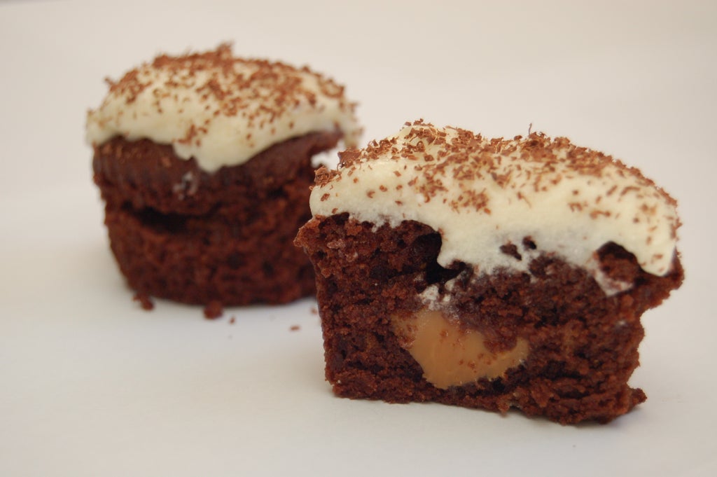 Шоколадные кексы с ванильным кремом и соленой карамелью: верный способ получить гастрономическое наслаждение