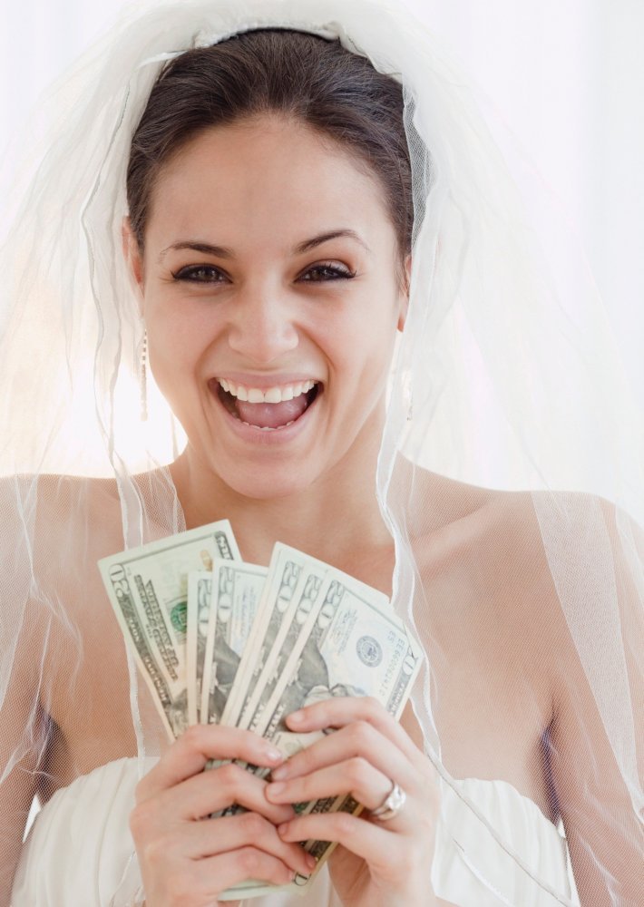 Жених и невеста попросили друзей подарить им деньги на свадебное путешествие, но на торжество решили не приглашать