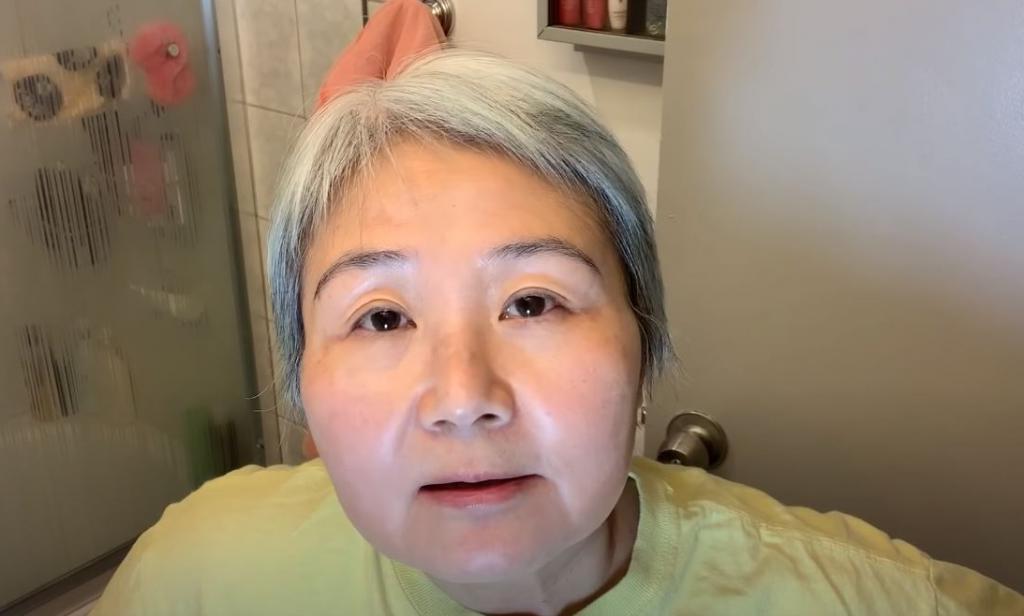 Сохранить кожу лица молодой помогает пищевая пленка: 60 летняя бьюти блогер рассказала, как ее использовать