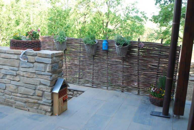 Садовник использовал четыре тонны ивняка, чтобы сплести уникальную изгородь вокруг своего дома: потрясающий результат (фото)