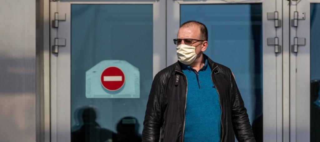 Ситуация усложняется: россиян обязали носить маски на парковках, в лифтах и не только