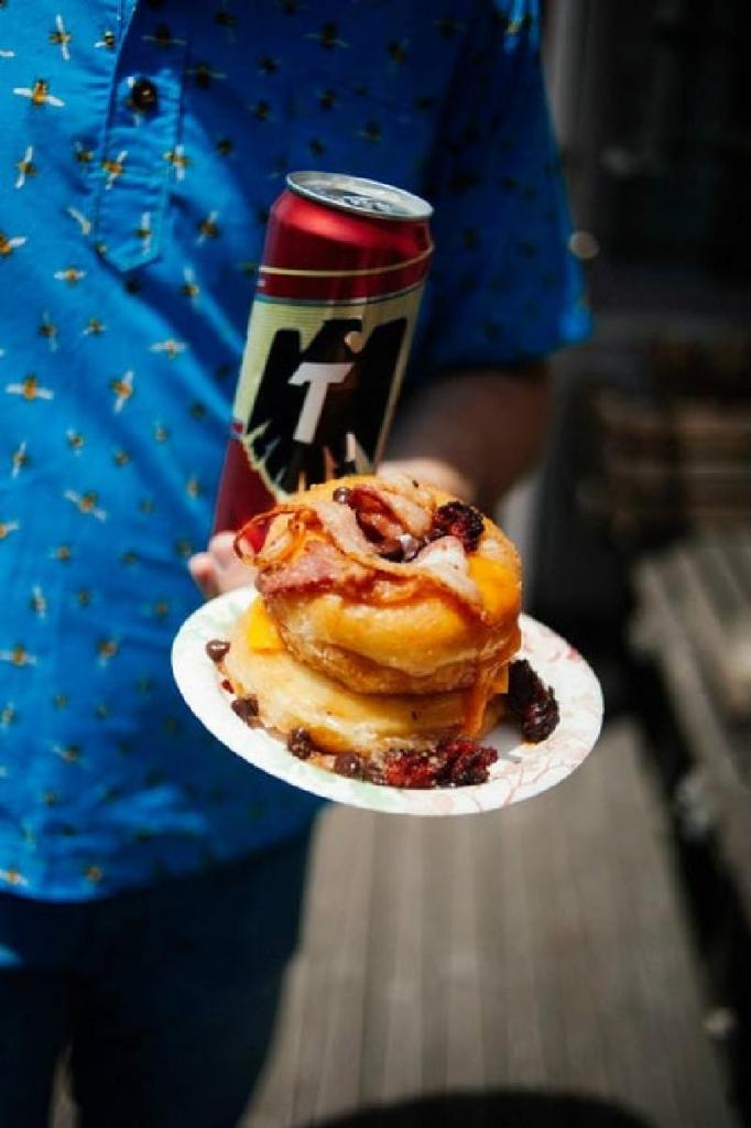 Суперсочный бургер с пончиками вместо булок: лакомство для тех, кто забыл о диете