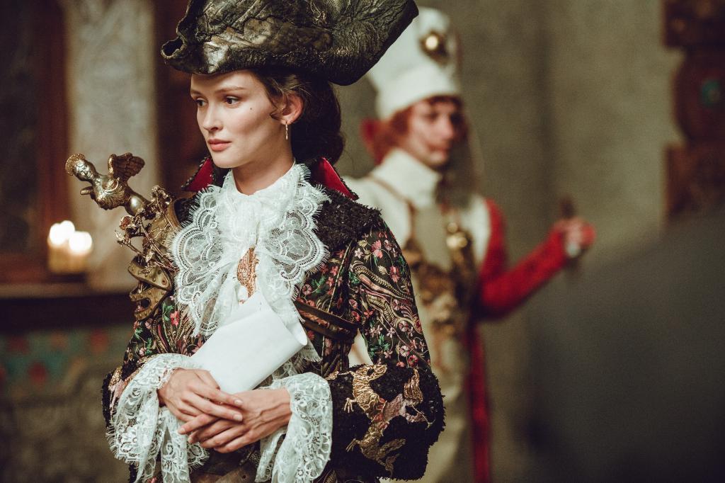 Сначала на манекенах, потом на экране: жители Пскова первыми увидели сказочные наряды из предстоящего фильма 