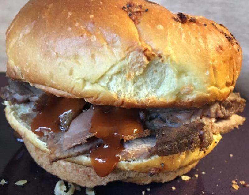 Сэндвич с домашним ростбифом в английском стиле: вкусные и сытные бутерброды к пиву