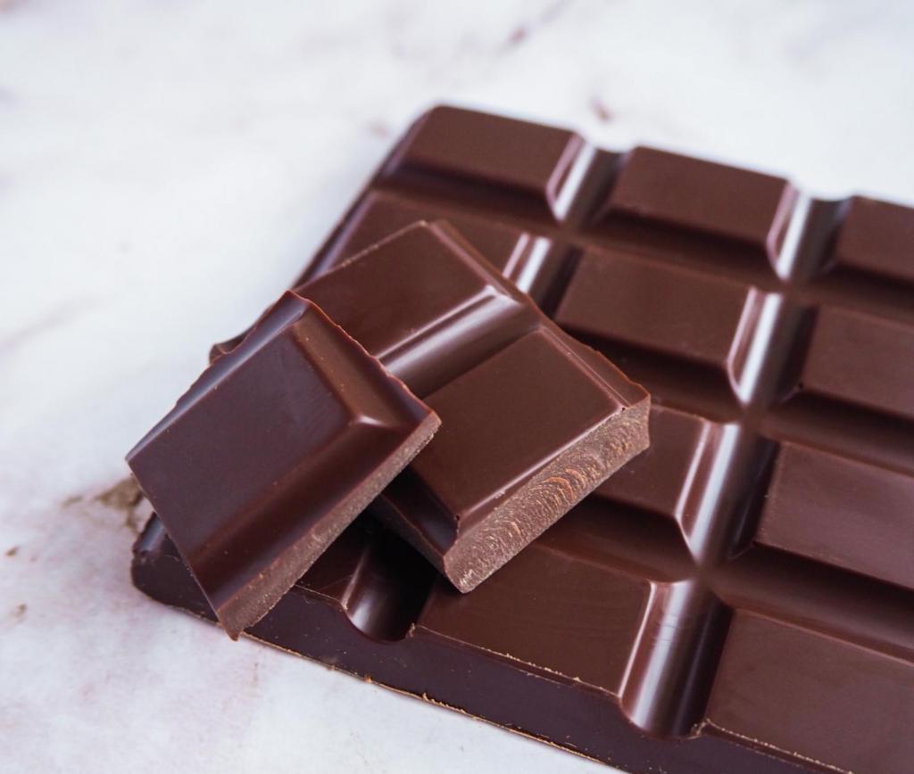 Голова болит от шоколада: названы продукты, провоцирующие приступы мигрени