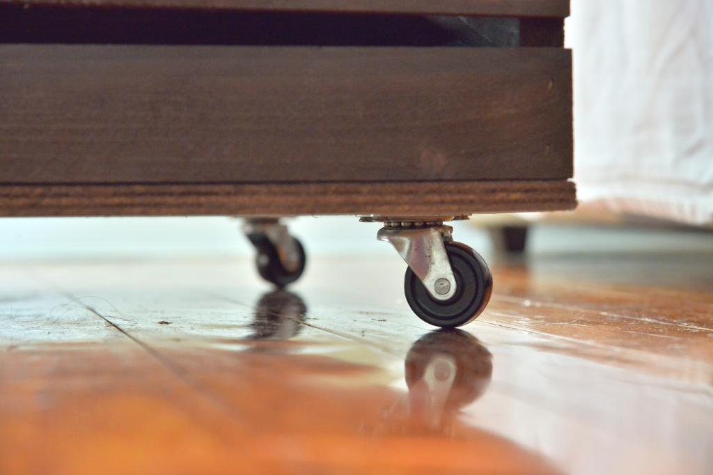 Из обычных ящиков сделали передвижной кофейный столик: получилось очень симпатично
