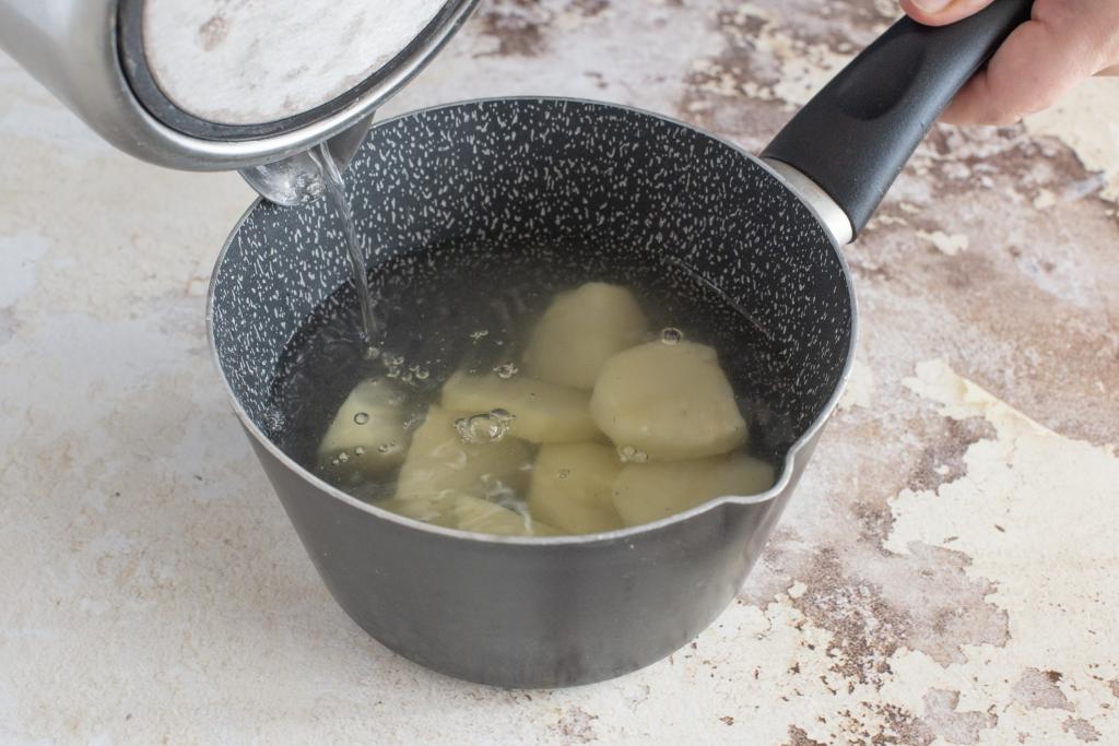 Люблю соленую, а не сладкую выпечку, поэтому часто готовлю картофельный кекс с маслинами и помидорами