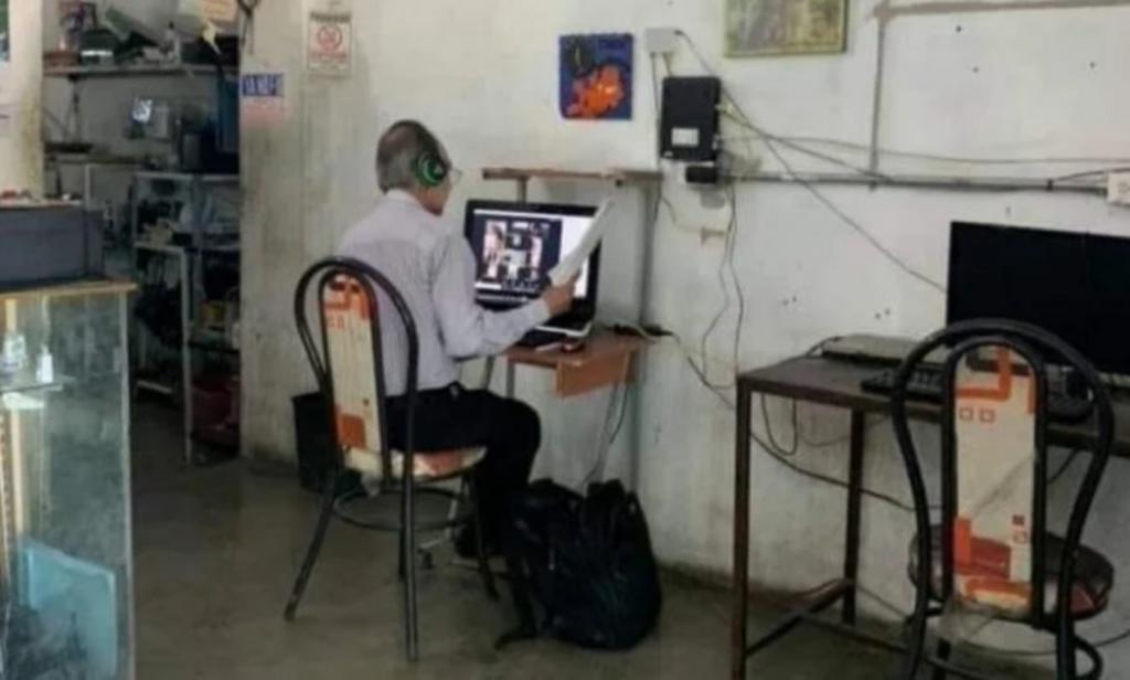 У преподавателя нет возможности работать дома. Каждый день он приходит в интернет кафе, чтобы связаться с учениками