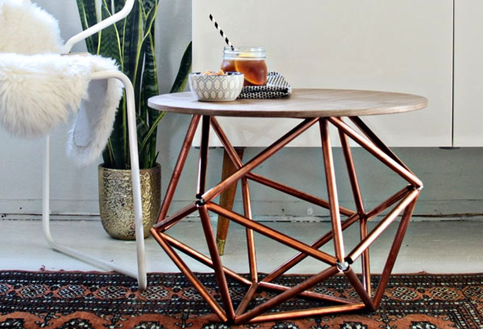Сделали дома оригинальный столик с необычным основанием из медных труб: оно выглядит, как диковинный узор в стиле модерн
