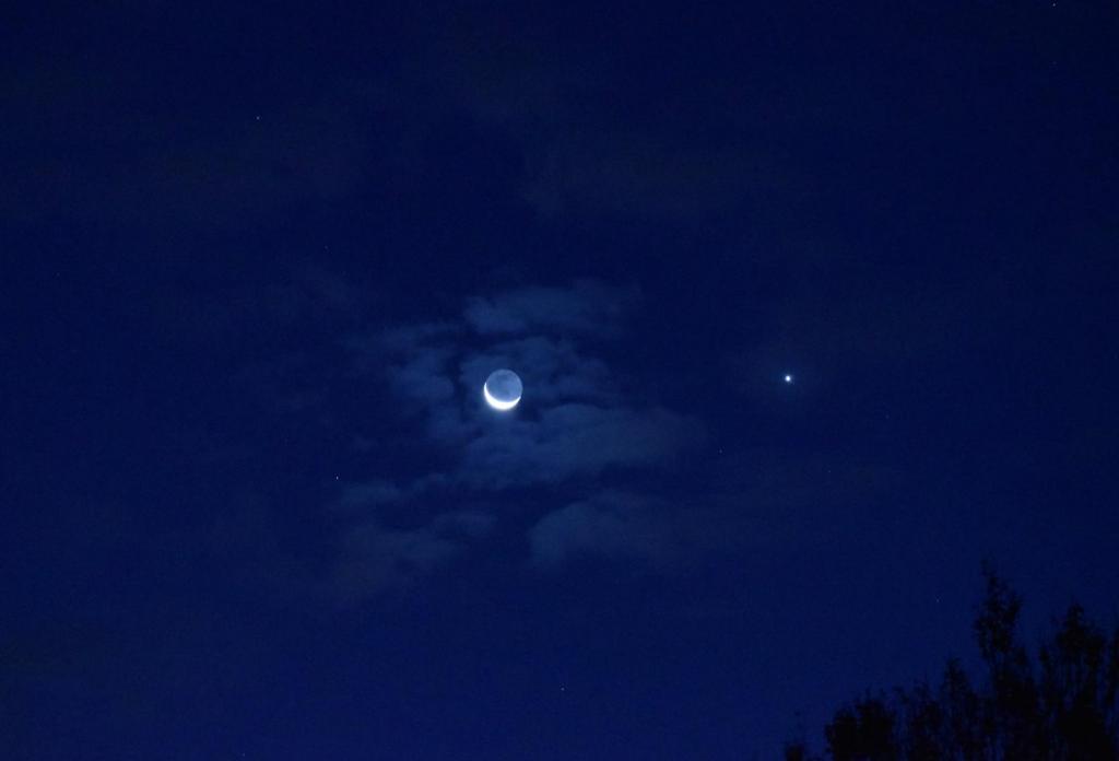 Красивое зрелище: Венера и перевернутая Луна попали на одно фото