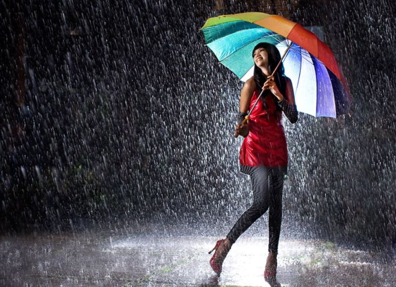 Юбка, капюшон и удобная обувь: несколько идей, которые помогут оставаться элегантными, даже когда на улице льет осенний дождь