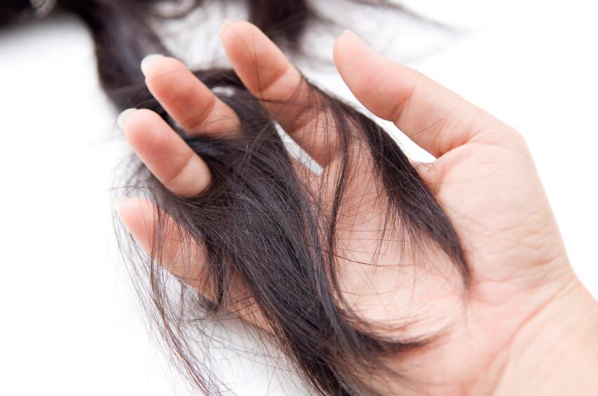  Линяете ? В каком случае стоит бить тревогу: 5 способов определить, что волосы чересчур выпадают (по мнению парикмахеров)