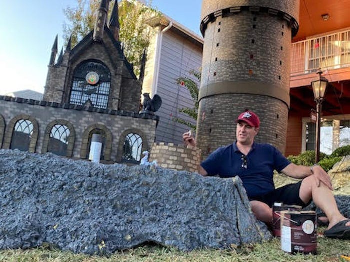 Семья фанатов Гарри Поттера создала невероятную экспозицию перед домом, похожую на замок Хогвартс