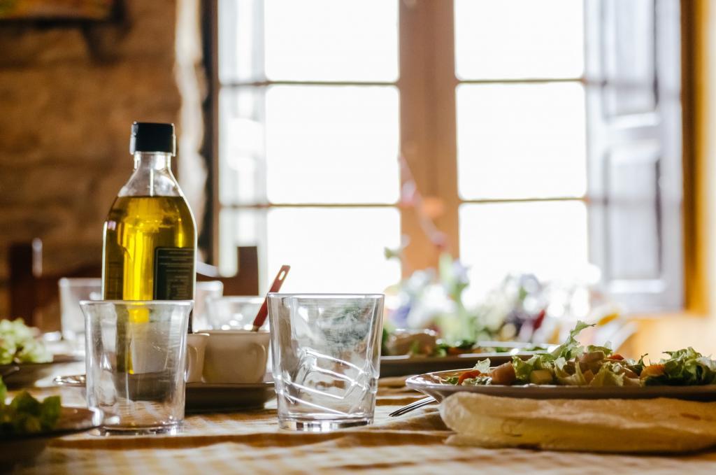 Дерматолог Кира Барр назвала 9 преимуществ оливкового масла для кожи лица
