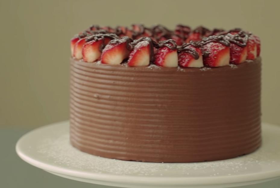 Шоколадно кремовый торт с клубникой   райское наслаждение