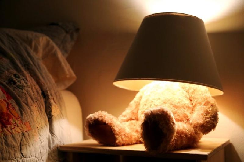 Чтобы малыша не пугала темнота, я смастерила необычный светильник в виде плюшевого мишки: с подробной инструкцией сделать его будет еще проще