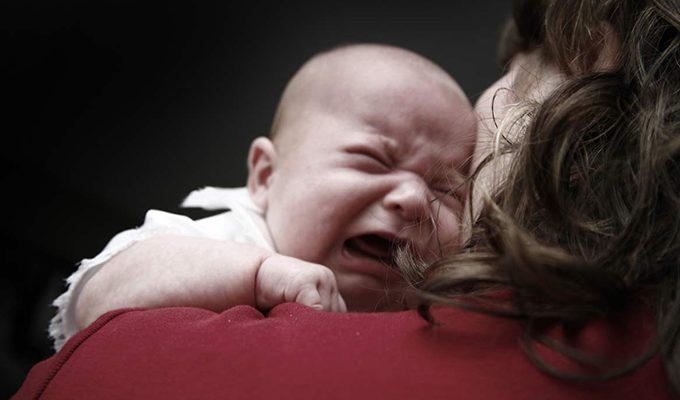 Носить на руках плачущего ребенка означает не баловать его, а быть родителем