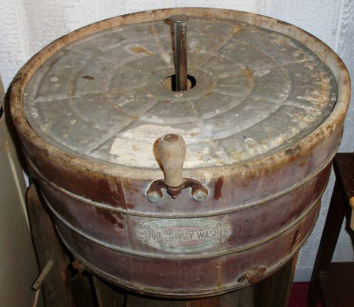 Gravity 1900 - популярная стиральная машина начала 20-го века: работала от простого вращения ручки (фото)